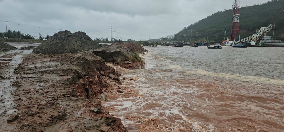 Nhiều đoạn đê bị sạt lở.