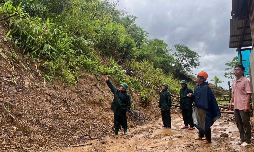 Đồn Biên phòng Thông Thụ (Nghệ An) phối hợp với cấp ủy, chính quyền địa phương, ban quản lý các bản tổ chức đến từng hộ dân có nguy cơ sạt lở, lũ ống lũ quét tuyên truyền vận động nhân dân tìm nơi tránh trú an toàn trước khi bão số 5 đổ bộ