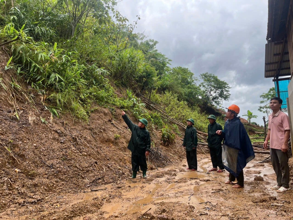 Đồn Biên phòng Thông Thụ (Nghệ An) phối hợp với cấp ủy, chính quyền địa phương, ban quản lý các bản tổ chức đến từng hộ dân có nguy cơ sạt lở, lũ ống lũ quét tuyên truyền vận động nhân dân tìm nơi tránh trú an toàn trước khi bão số 5 đổ bộ