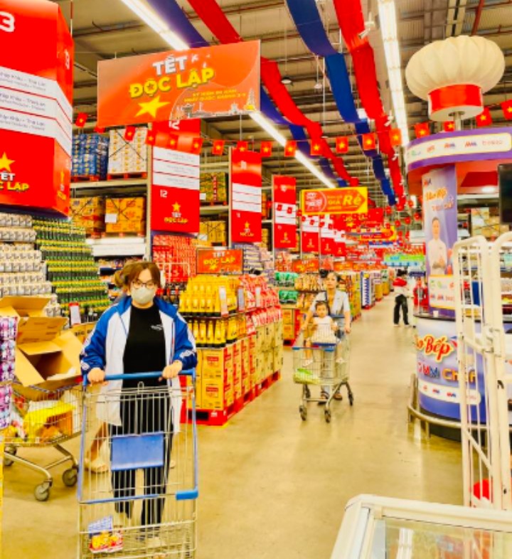 MM Mega Market Thăng Long rực sắc đỏ mừng đại lễ.