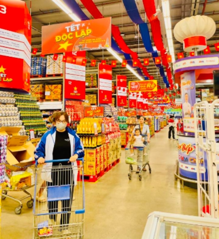 MM Mega Market Thăng Long rực sắc đỏ mừng đại lễ.