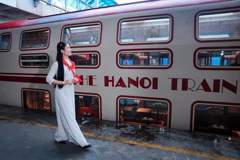 Đoàn tàu "Hà Nội 5 cửa ô" (The Hanoi Train) lấy cảm hứng hình ảnh của kinh thành Thăng Long xưa. Ảnh: Hoài Nam