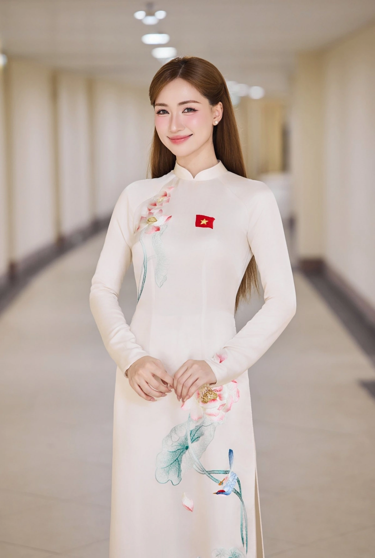 Ca sỹ Hòa Minzy diện trang phục áo dài mang đậm tinh thần 