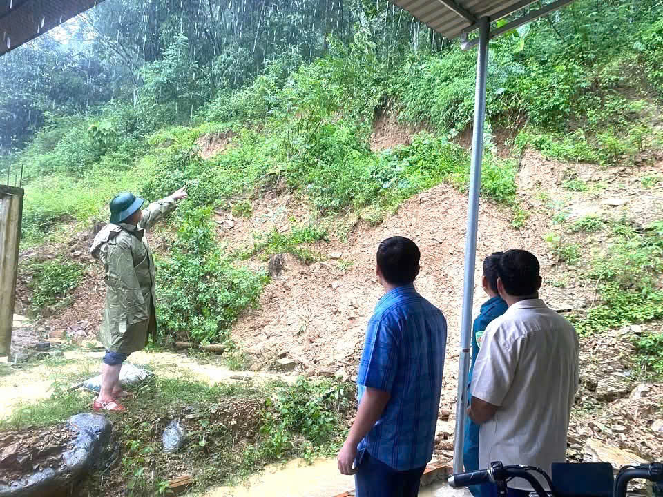 Lực lượng chức năng xã Đồng Lương, Thanh Hoá đi kiểm tra các vị trí xung yếu, có nguy cơ xảy ra sạt lở