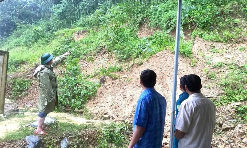 Lực lượng chức năng xã Đồng Lương, Thanh Hoá đi kiểm tra các vị trí xung yếu, có nguy cơ xảy ra sạt lở