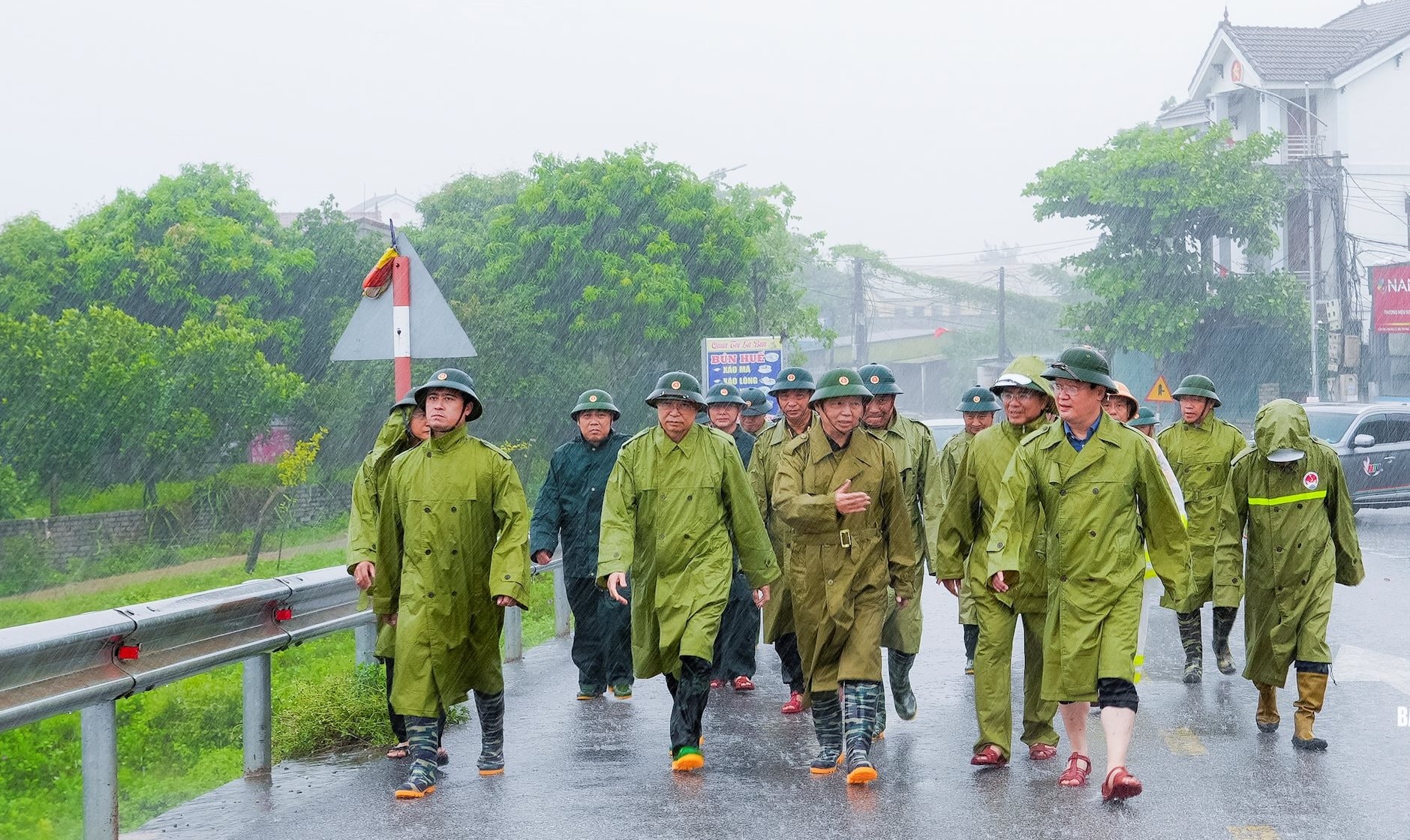 Phó Thủ tướng Chính phủ Trần Hồng Hà cùng đoàn công tác trực tiếp đi kiểm tra tuyến đê biển tại xã Diễn Châu. Ảnh: Phạm Bằng