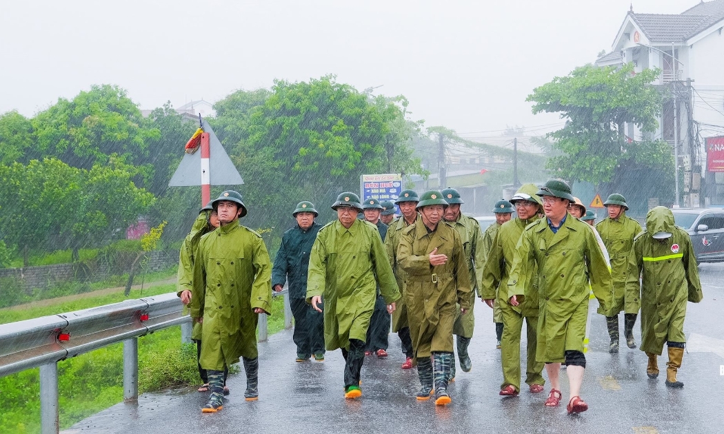 Phó Thủ tướng Chính phủ Trần Hồng Hà cùng đoàn công tác trực tiếp đi kiểm tra tuyến đê biển tại xã Diễn Châu. Ảnh: Phạm Bằng