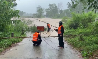 Bão số 5 càn quét làm hàng trăm ngôi nhà tốc mái, hơn 16.300 ha lúa bị ngập