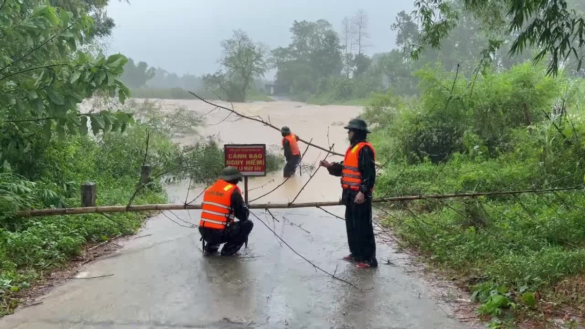 Đồn Biên phòng Ngọc Lâm tổ chức cắm biển cảnh báo, cử lực lượng túc trực tại các điểm cầu tràn trên địa bàn xã Sơn Lâm (Nghệ An) đã bị mưa bão số 5 dâng cao để ngăn chặn người qua lại, đảm bảo an toàn cho Nhân dân…