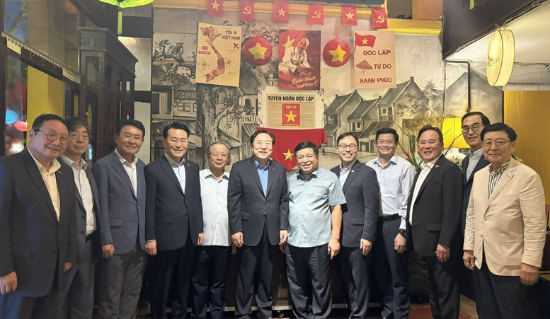 Phó Thủ tướng Nguyễn Chí Dũng tiếp đoàn công tác của Hiệp hội doanh nghiệp vừa và nhỏ Hàn Quốc (KBIZ) . Ảnh: VGP