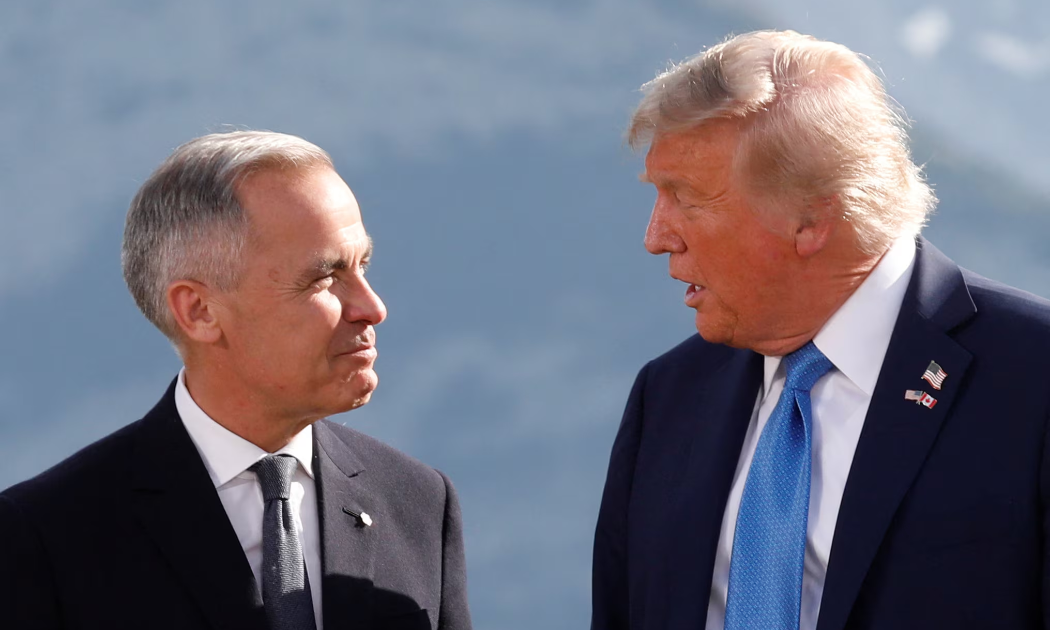 Thủ tướng Canada Mark Carney (trái) và Tổng thống Mỹ Donald Trump - Ảnh: Reuters.