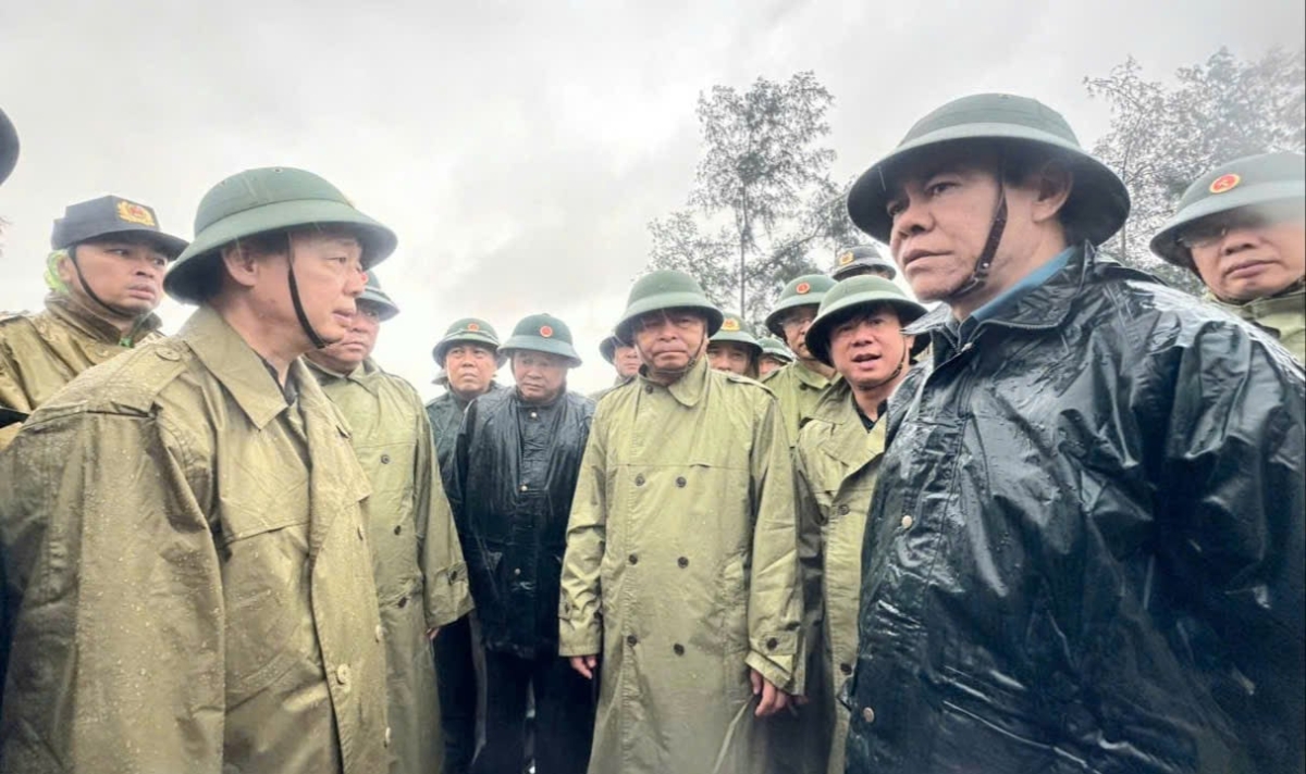 Phó Thủ tướng Trần Hồng Hà đi thị sát chống bão chiều 25/8/2025.