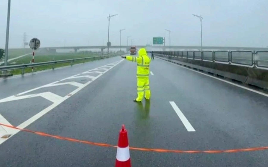 Cục Cảnh sát giao thông đã phát đi thông báo khẩn cấp về việc cấm toàn bộ phương tiện lưu thông trên tuyến cao tốc Bắc - Nam đoạn qua tỉnh Nghệ An từ 13 giờ 30 phút.