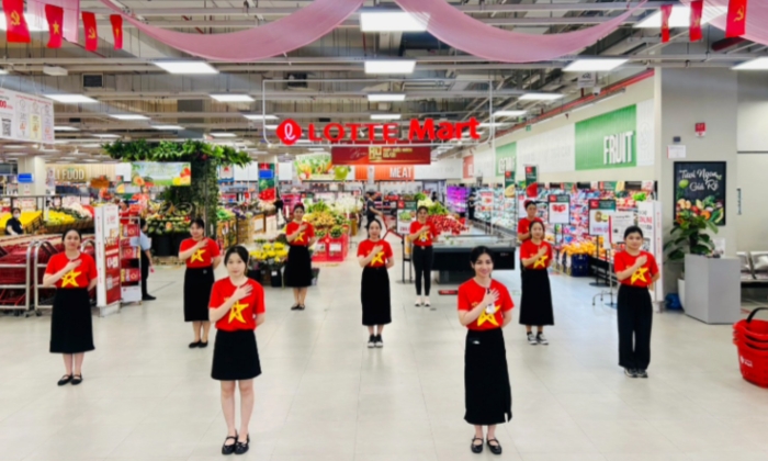Quốc khánh 2/9: Tưng bừng kích cầu tiêu dùng từ hai đầu đất nước
