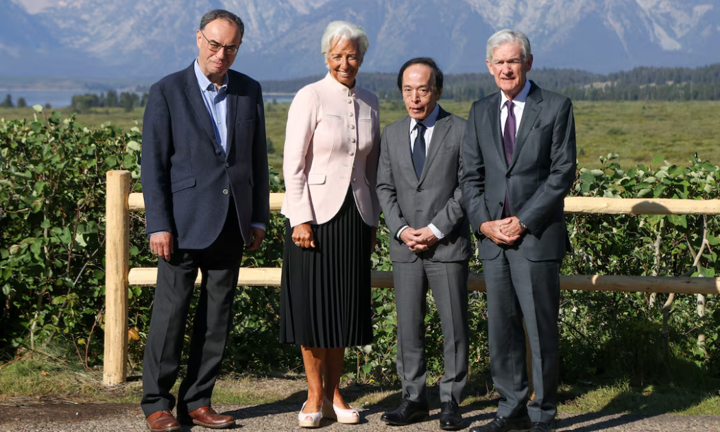 Từ trái qua: Thống đốc Ngân hàng Trung ương Anh (BOE) Andrew Bailey, Chủ tịch Ngân hàng Trung ương châu Âu (ECB) Christine Lagarde, Thống đốc Ngân hàng Trung ương Nhật Bản (BOJ) Kazuo Ueda, và Chủ tịch Cục Dự trữ Liên bang Mỹ (Fed) Jerome Powell tại hội nghị Jackson Hole ngày 22/8/2025 - Ảnh: Reuters.