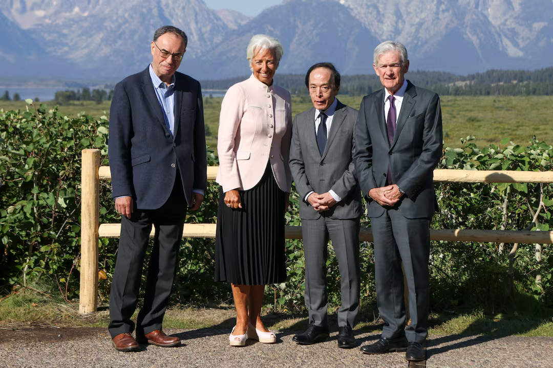 Từ trái qua: Thống đốc Ngân hàng Trung ương Anh (BOE) Andrew Bailey, Chủ tịch Ngân hàng Trung ương châu Âu (ECB) Christine Lagarde, Thống đốc Ngân hàng Trung ương Nhật Bản (BOJ) Kazuo Ueda, và Chủ tịch Cục Dự trữ Liên bang Mỹ (Fed) Jerome Powell tại hội nghị Jackson Hole ngày 22/8/2025 - Ảnh: Reuters.