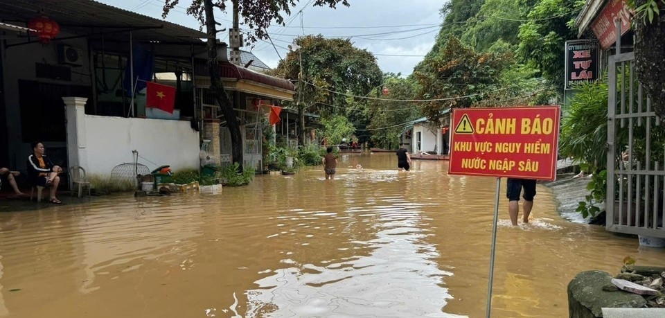 Nước ngập sâu tại thôn Cửa Hà, xã Cẩm Thuỷ .