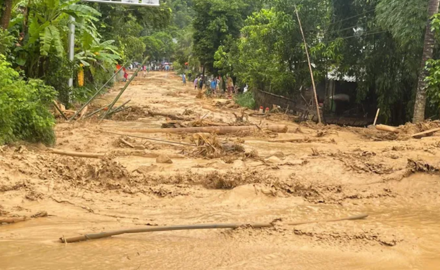 Ngày 26/8, tại địa bàn xã Sơn Điện, mưa lớn đã gây lũ ống tại bản Na Nghịu. Ngoài ra, mưa lớn khiến nước đổ về suối Bun ở bản Bun cũng gây hiện tượng lũ. Trước tình hình đó, chính quyền địa phương đã di dời khẩn cấp 49 hộ dân đến nơi an toàn.