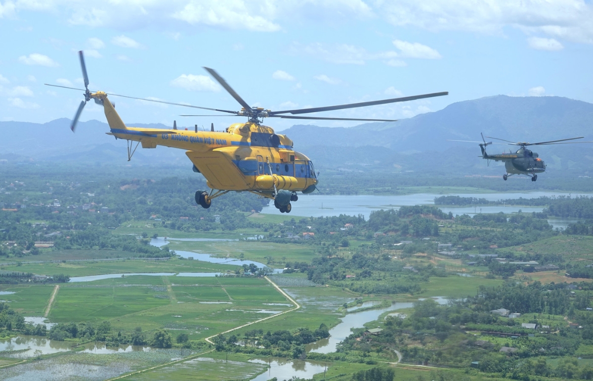 Lực lượng Không quân trực thăng sẵn sàng thực hiện bay tìm kiếm cứu hộ, cứu nạn, vận chuyển hàng cứu trợ khi có lệnh của Bộ Quốc phòng