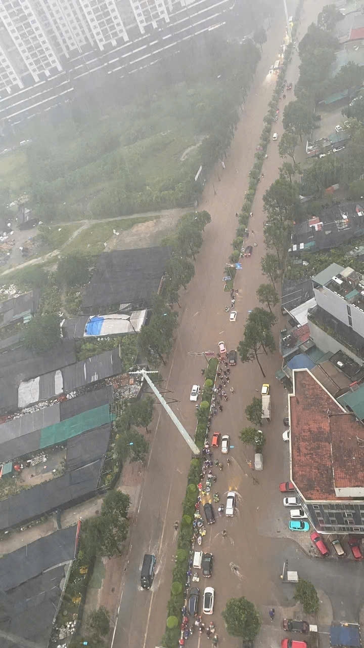 Dòng phương tiện từ đường Nghiêm Xuân Yêm bị ùn ứ dọc hướng đi Nguyễn Xiển, ô tô, xe máy không thể di chuyển trong giờ cao điểm