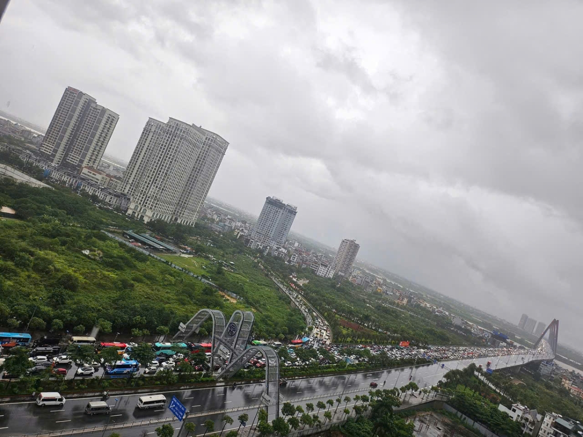 Mưa lụt khiến tuyến đường Võ Chí Công hoàn toàn 