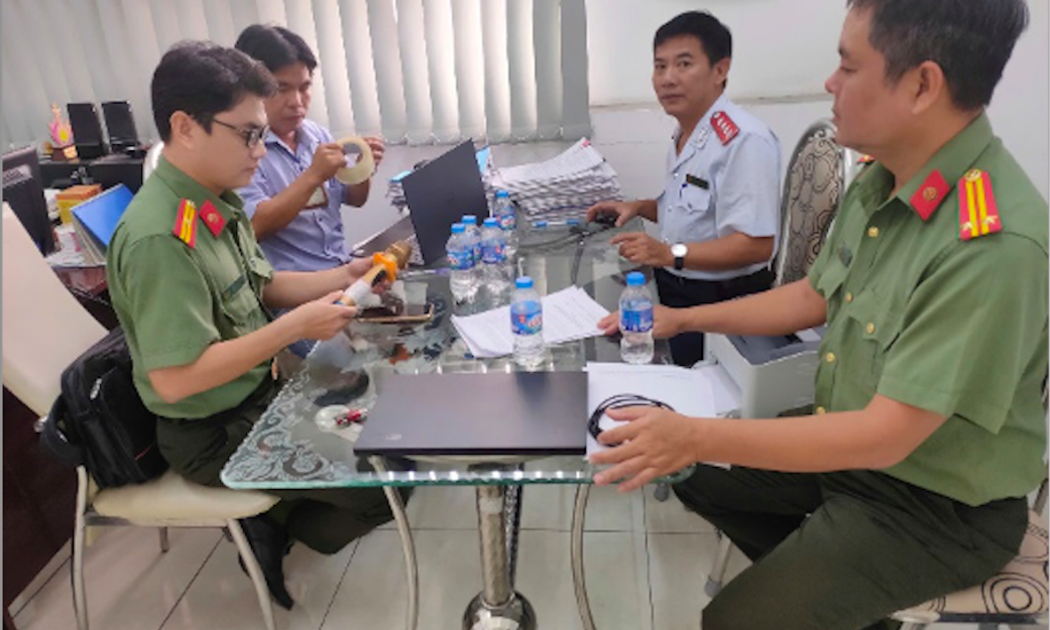Cục Tần số vô tuyến điện phối hợp cơ quan Công an kiểm tra, xử lý vi phạm sử dụng micro không dây.