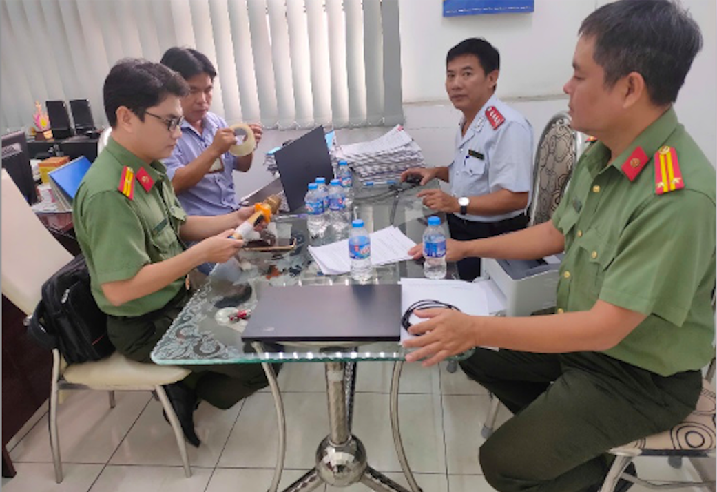Cục Tần số vô tuyến điện phối hợp cơ quan Công an kiểm tra, xử lý vi phạm sử dụng micro không dây.