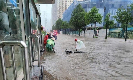Hà Nội ngập khắp nơi, giao thông hỗn loạn
