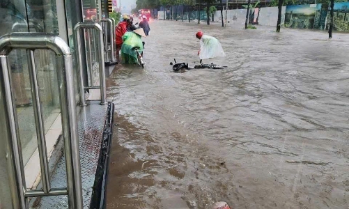 Hà Nội ngập khắp nơi, giao thông hỗn loạn