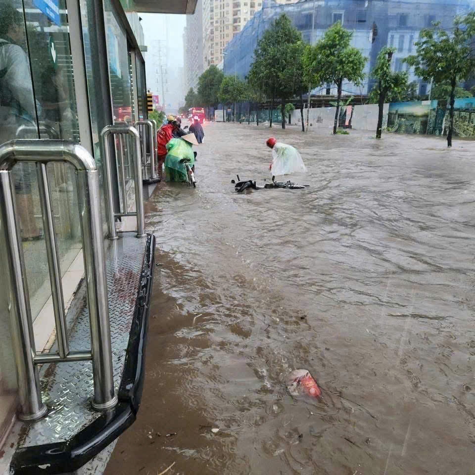 Mưa ngập trên nhiều tuyến phố tại Hà Nội trong sáng ngày 26.8