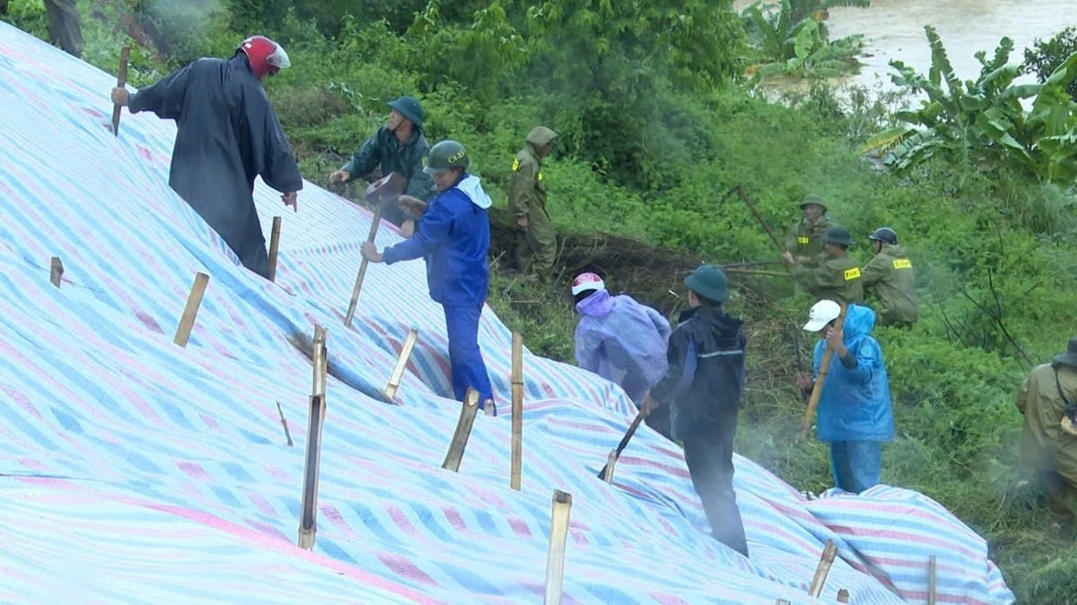 Dùng cọc tre, bao tải cát và bạt ni lông để xử lý sự cố sụt lún mái đê.&nbsp;