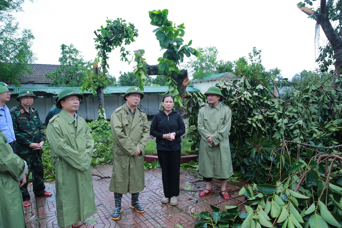 Phó Thủ tướng kiểm tra tại Trường Mầm non Nga Lộc (xã Trường Lưu), đặc biệt quan tâm đến việc sớm dọn dẹp, sửa chữa để các cháu quay lại lớp