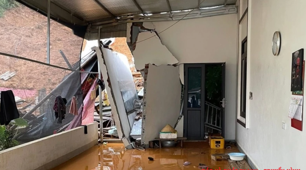 Mưa lớn đã gây sạt lở núi, làm sập góc nhà dân ở xã Thạch Lập, tỉnh Thanh Hoá