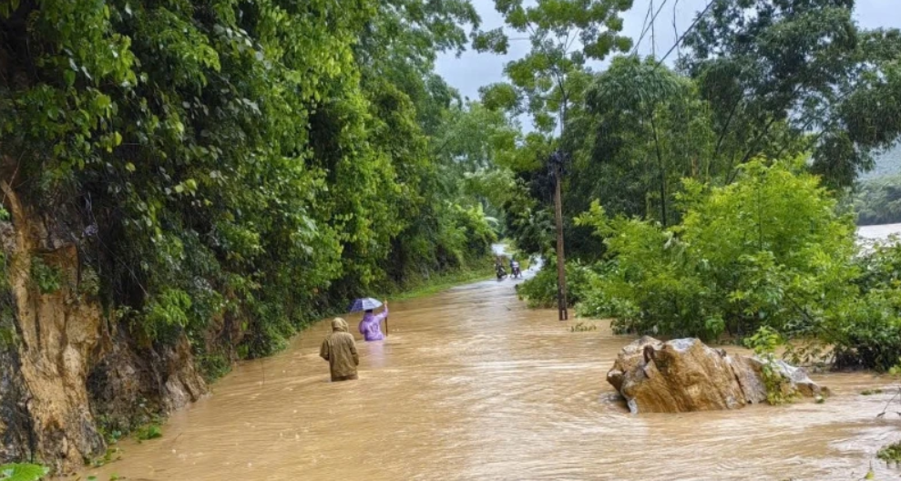 Thông tin từ lực lượng chức năng tỉnh Thanh Hoá, do ảnh hưởng của bão số 5 đã khiến nhiều đoạn trên tuyến Quốc lộ 15C bị ngập từ 6h sáng ngày 26/8.