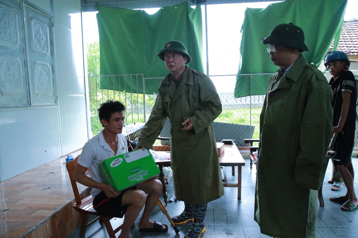 Phó Thủ tướng thăm hỏi, động viên, chia sẻ với hoàn cảnh gia đình anh Nguyễn Quang Trung, thôn Đất Đỏ, xã Trường Lưu