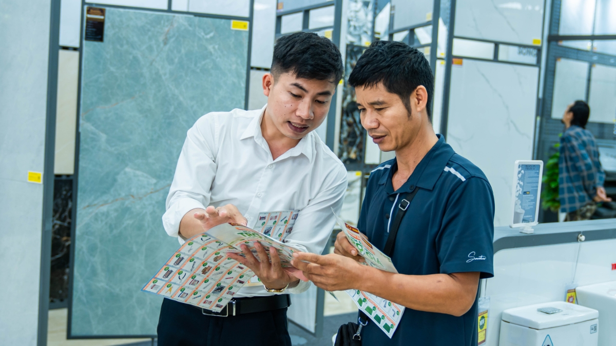 Hệ thống Hoa Sen Home thường xuyên triển khai các chương trình ưu đãi cùng chính sách riêng cho khách hàng sỉ, lẻ và đội ngũ thầu thợ thi công.