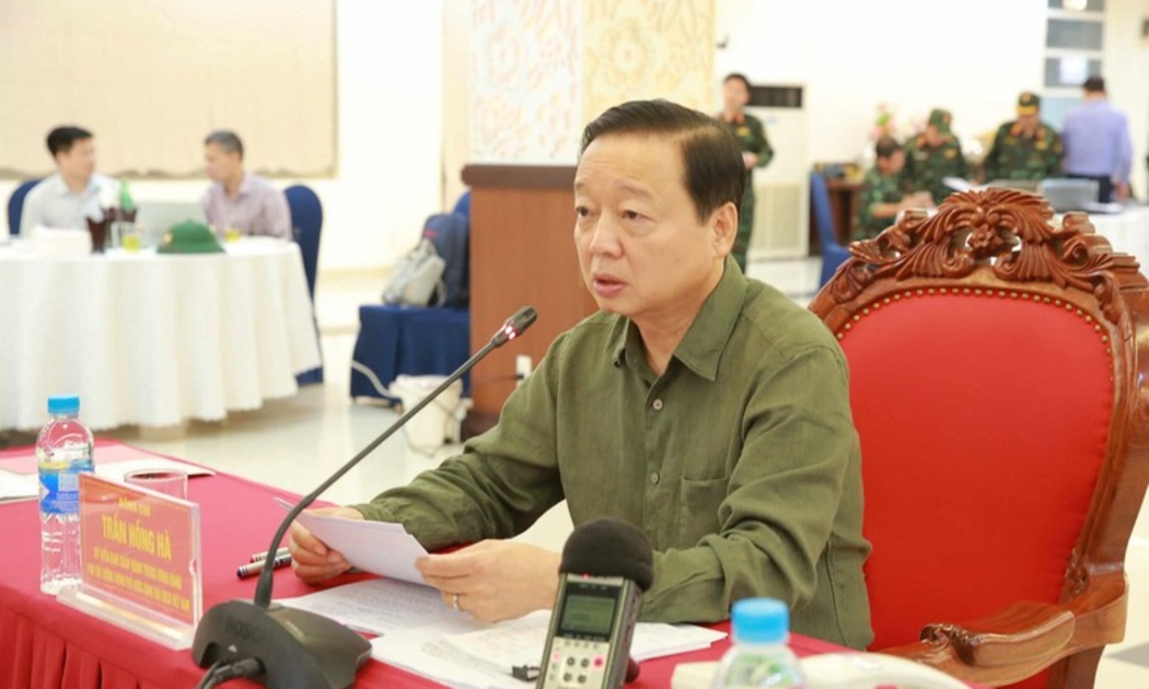 Phó Thủ tướng Trần Hồng Hà yêu cầu huy động tối đa lực lượng quân đội, công an, hệ thống chính trị tham gia khắc phục hậu quả mưa bão. 