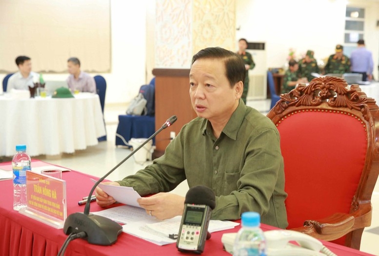 Phó Thủ tướng Trần Hồng Hà yêu cầu huy động tối đa lực lượng quân đội, công an, hệ thống chính trị tham gia khắc phục hậu quả mưa bão. 