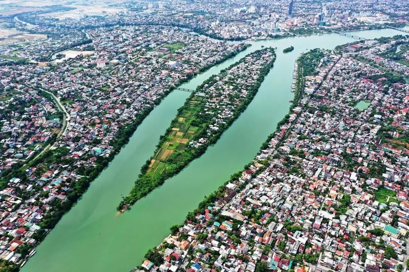 Cồn Hến giữa lòng sông Hương nhìn toàn cảnh từ trên cao. Ảnh internet