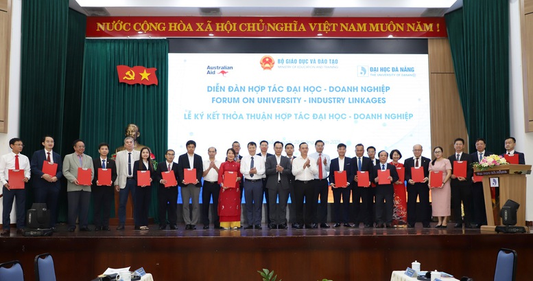 Các trường đại học và các tập đoàn, doanh nghiệp ký kết hợp tác trong đào tạo và nghiên cứu công nghệ cao, công nghệ chiến lược - Ảnh VP/Nhật Anh.