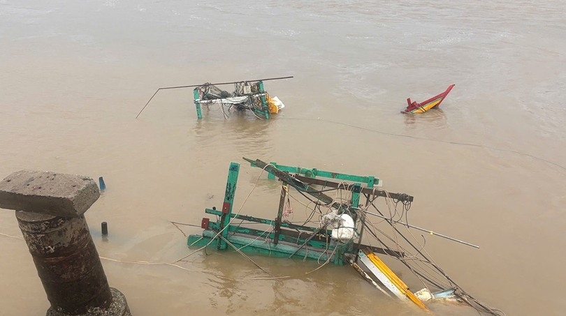 Nhiều tàu cá của ngư dân xã Thiên Cầm bị sóng lớn đánh chìm.