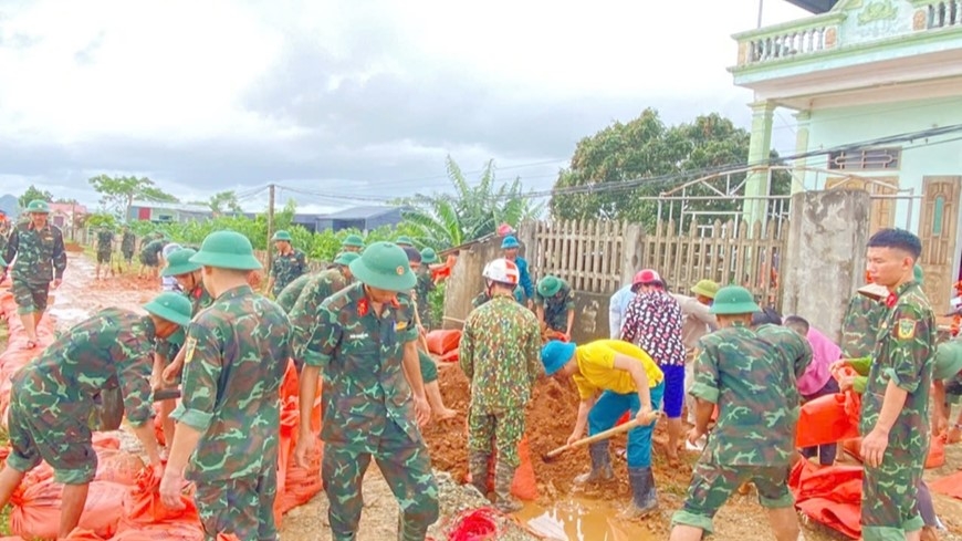  Cán bộ, chiến sĩ Sư đoàn 390 khẩn trương gia cố đê sông Hoạt đoạn qua xã Hà Long (Thanh Hóa).