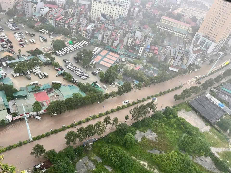 Mưa lụt khắp nơi khiến cuộc sống của người Hà Nội đảo lộn