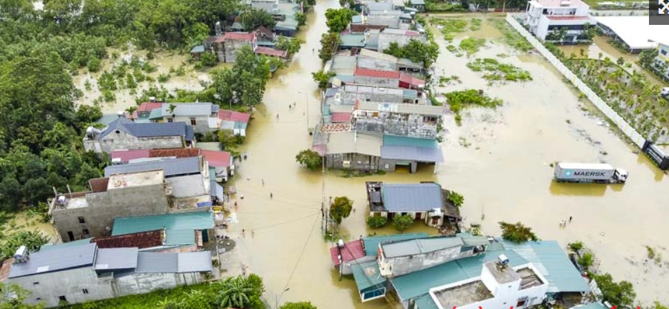 Chiều 26/8, trên đoạn Quốc lộ 47 qua thôn 3, xã Thường Xuân nước lũ vẫn dâng cao biến cả vùng thành biển nước.&nbsp;
