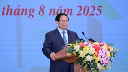 Thủ tướng lưu ý tạo sinh kế để người dân "lạc nghiệp" sau "an cư"