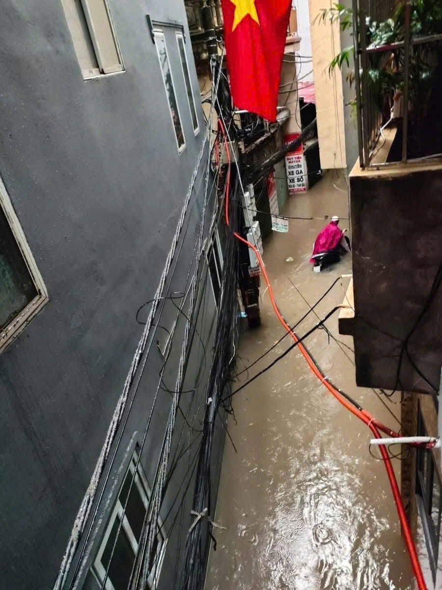 Ở các ngõ nhỏ, nước dâng nhanh, thoát chậm khiến việc đi lại của người dân vô cùng khó khăn, vất vả.