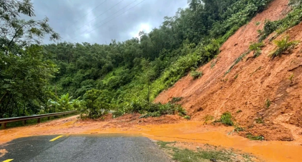 Sạt lở Quốc lộ 15 đoạn qua xã Pù Nhi (Thanh Hoá).&nbsp;