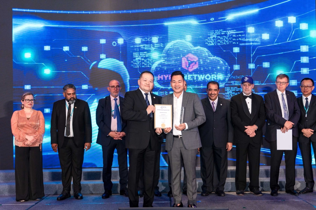 Ông John Tran, Nhà sáng lập kiêm Chủ tịch Hyra Holdings & Hyra Network, tự hào nhận giải thưởng Chairman’s Award 2025