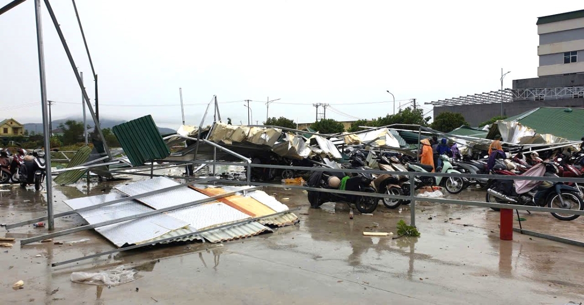 Bệnh viện Ung bướu Nghệ An bị bão số 5 tàn phá.