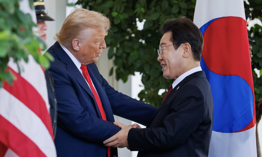 Tổng thống Mỹ Donald Trump (trái) tiếp Tổng thống Hàn Quốc Lee Jae Myung tại Nhà Trắng ngày 25/8/2025 - Ảnh: Reuters.